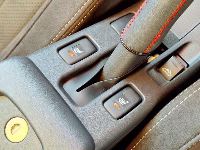 運転席と助手席両側に座面が温まる快適装備のシートヒーター付き！