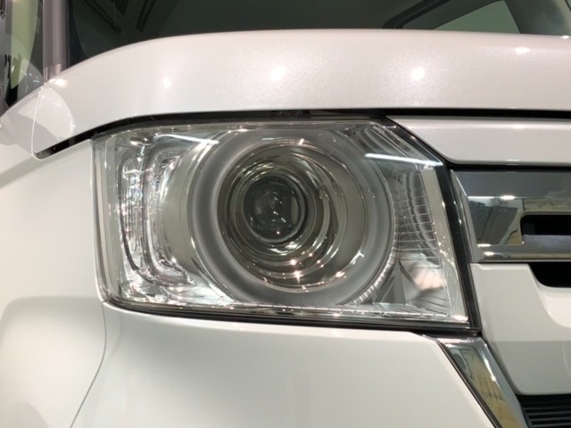 LEDヘッドライトは、点灯の瞬間から最大光量を発揮し、突然暗くなるトンネルなどでの安定感を高めます。