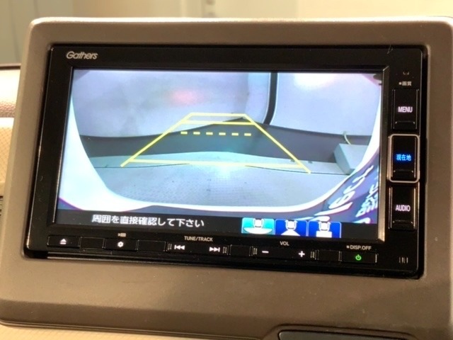 リバースギアに入れるだけで後方の表示へ切り替わります。夜間や雨の日の駐車も楽になりますよ。