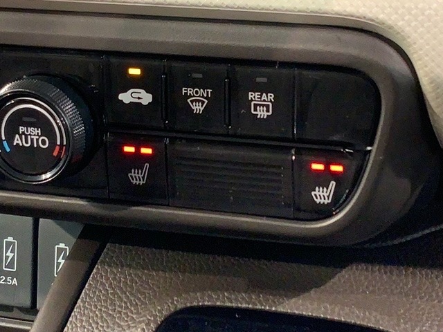 フロント両席にはシートヒーターが付いています！寒い日に便利な装備ですね。