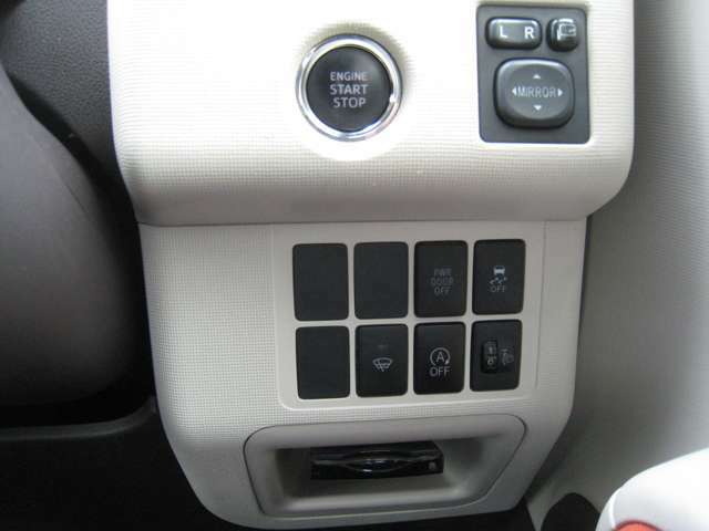 プッシュスタートはボタンを押すだけです。アイドリングストップ機構＆横滑り防止機能付きです。