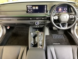 車内は光触媒抗菌消臭施工済です。スタイリッシュなデザインでスポーティなインパネ周りを演出します。グローブボックスやカップホルダーのほかにトレーなどたくさんの収納スペースが付いています。