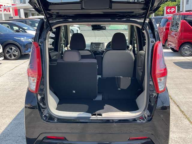 後席を最前端に移動させると、荷室の奥行きが最大540mmとなりスーツケースやベビーカーなどを積む事ができます