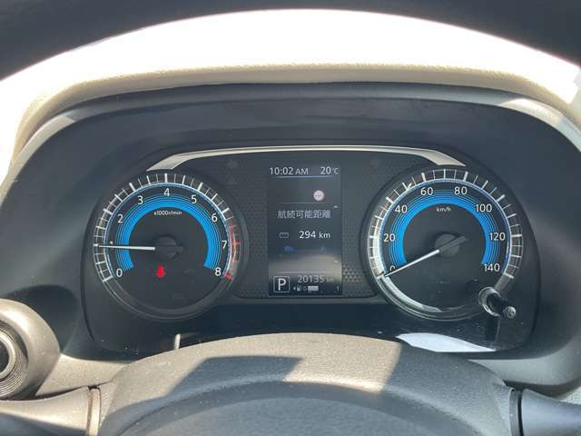 走行距離20,135kmです、メーター表示は車両情報ディスプレイで画面を切り替えることが出来、燃費、航続距離などさまざまな情報を表示できます。