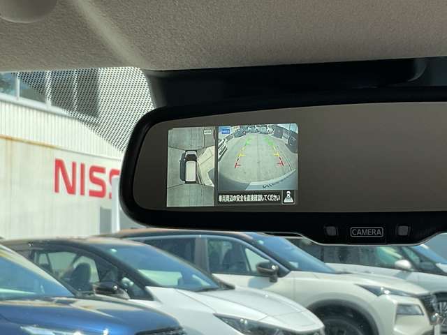 車体を真上から見下ろしたような映像をミラーに映し出し、駐車や狭い場所での運転を支援します