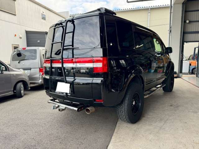 内装と幅広いパーツ取付を受け付けています。部品を事前に購入していても対応可能です。