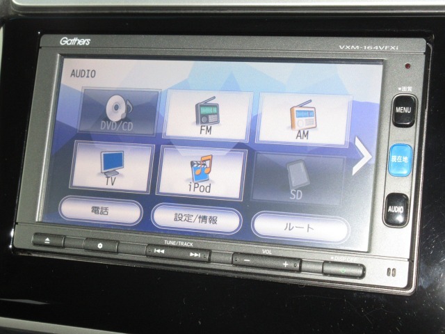 ナビゲーションはギャザズメモリーナビ（VXM-164VFXi）を装着しております。AM、FM、CD、DVD再生、Bluetooth、フルセグTVがご使用いただけます。初めて訪れた場所でも安心ですね！