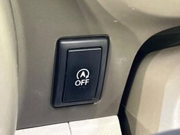 【アイドリングストップ】赤信号や渋滞で停車した際にエンジンを停止し、無駄な燃料の消費を抑えます。燃費向上や環境保護につなげる機能♪エンジンはブレーキを離せば再始動します。