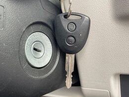 【キーレス】少し離れた場所からでもボタン一つでドアの開錠・施錠ができるのでとっても便利！ドアの鍵穴周りに傷をつけることもありません♪