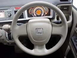 エアバッグはもちろんついてます。見やすいメーターと操作しやすいスイッチ類もいいですね！