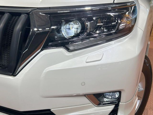 【LEDヘッドライト】悪天候や夜間走行時も良好な視界を確保し安心して運転できる高輝度LEDヘッドライトを装備！点灯速度が早く、消費電力も抑えられています。