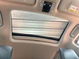 【サンルーフ】開放感たっぷりの希少装備、サンルーフが装着されています！車内に明かりを取り入れたり景色を楽しむ以外にも、車内の空気も簡単に換気できて快適です！