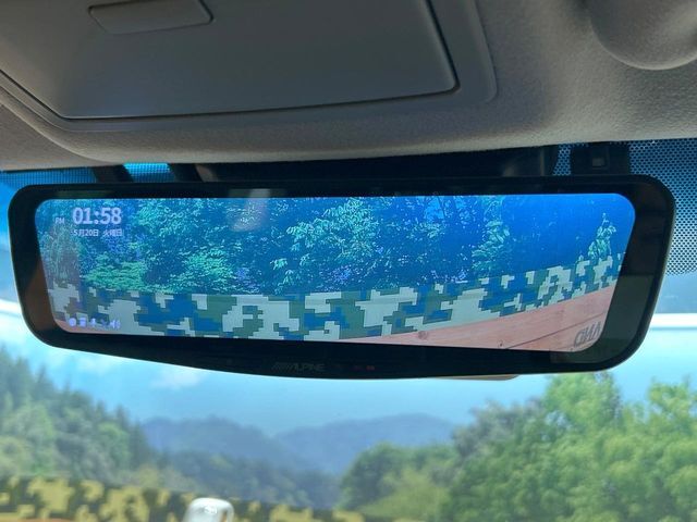 【デジタルインナーミラー】後席の大きな荷物や同乗者で後方が確認しづらい時でも安心！カメラが撮影した車両後方の映像をルームミラー内に表示。クリアな視界で状況の確認が可能です！