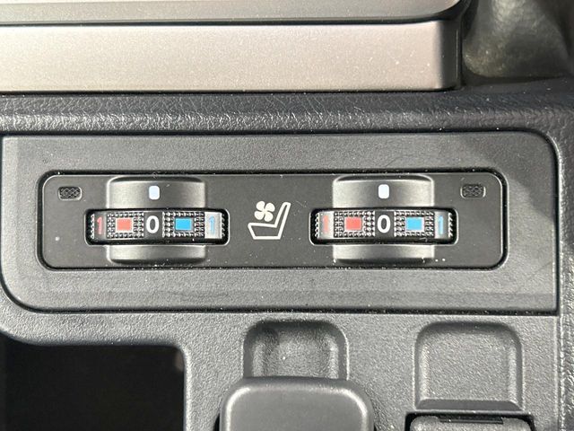 【シートベンチレーション】夏場は涼しい風でお尻や背中の熱やムレを防ぎ、冬はエアコンよりも早く温まってポカポカに！季節を問わず快適に過ごせます。