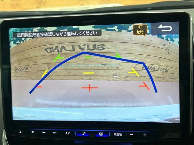 【バックカメラ】駐車時に後方がリアルタイム映像で確認できます。大型商業施設や立体駐車場での駐車時や、夜間のバック時に大活躍！運転スキルに関わらず、今や必須となった装備のひとつです！