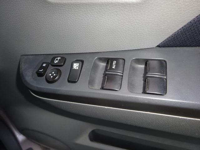 電動格納式ドアミラーが付いているのでミラーの調整が楽に出来ますよ。狭いところに駐車するときもぶつからないようにたたんでおくのも指一本でできますよ。
