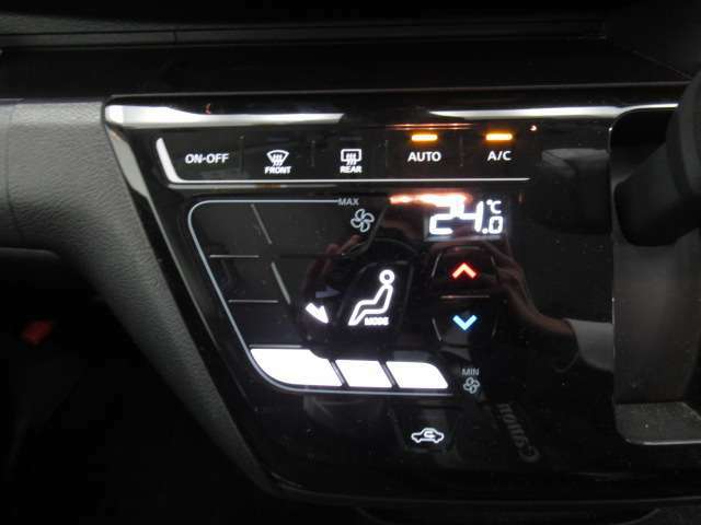 温度の設定をすれば自動で調節してくれるオートエアコンです。液晶パネル表示で設定の確認もしやすいですよ。