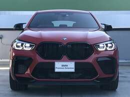 【BMWの伝統】BMWの特徴的な“キドニーグリル”は、80年以上続く伝統の形でございます。変わらないこだわりのデザインが、プレミアムブランド“BMW”を創り出します。