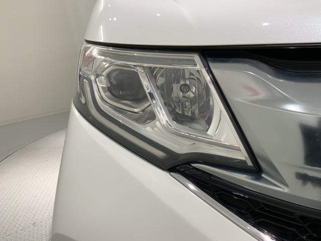 LEDヘッドライトは、点灯の瞬間から最大光量を発揮し、突然暗くなるトンネルなどでの安定感を高めます。