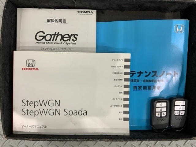 スマートキーは鍵をバッグに入れたままでもドアロックの開閉やエンジンのON・OFFができます。夜間や雨の日も鍵を探さなくて良いので便利です。