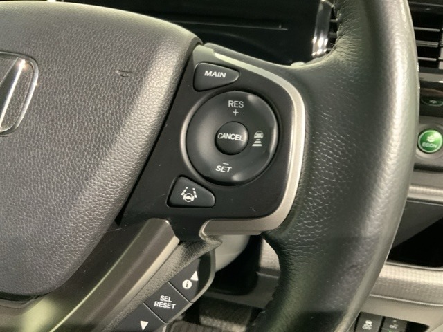 クルーズコントロールを装備しています。高速道路などで一定の速度で走ってくれるので運転が楽ですよ！速度を設定できますので、スピードの出しすぎにも注意できます。
