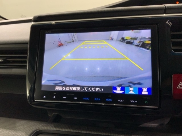 リバースギアに入れるだけで後方の表示へ切り替わります。夜間や雨の日の駐車も楽になりますよ。
