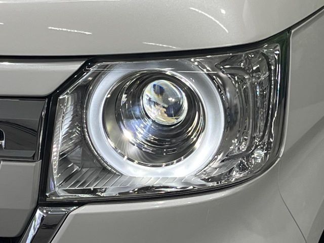 【LEDヘッドライト】悪天候や夜間走行時も良好な視界を確保し安心して運転できる高輝度LEDヘッドライトを装備！点灯速度が早く、消費電力も抑えられています。
