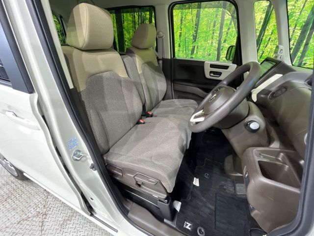 運転席まわりには十分なスペースがあり、大柄な方でもゆったり運転していただける環境です。