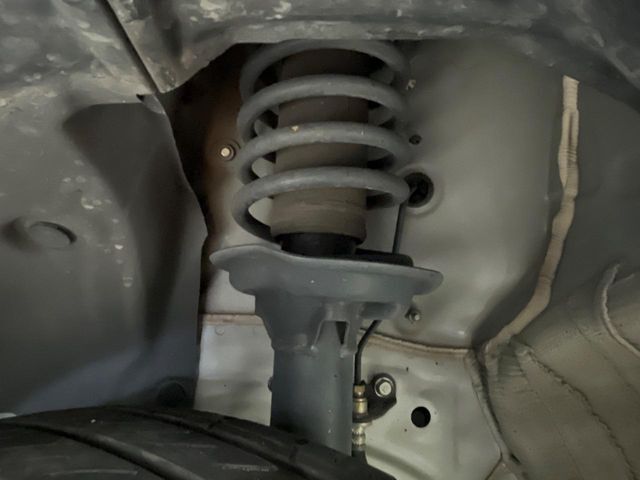 お車を安心してお乗りいただく為には、足回りの定期点検が欠かせません。サービスサポート（有償保証）では無料点検もご提供しており、安心のカーライフをお過ごしいただけるサポート体制が整っています。