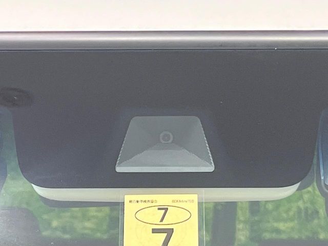 【ホンダセンシング】走行中に前方の車両等を認識し、衝突しそうな時は警報とブレーキで衝突回避と被害軽減をアシスト。より安全にドライブをお楽しみいただけます。