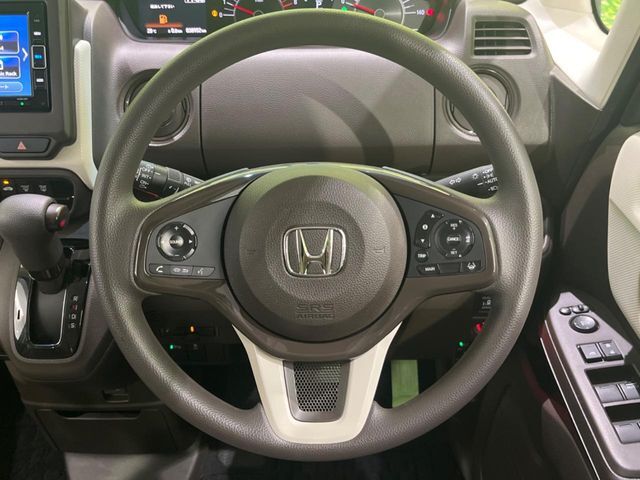 【ステアリングスイッチ】運転中、前方から目線をそらすことなく、オーディオ等の操作が可能な便利機能！安心＆快適なドライブを演出してくれます♪