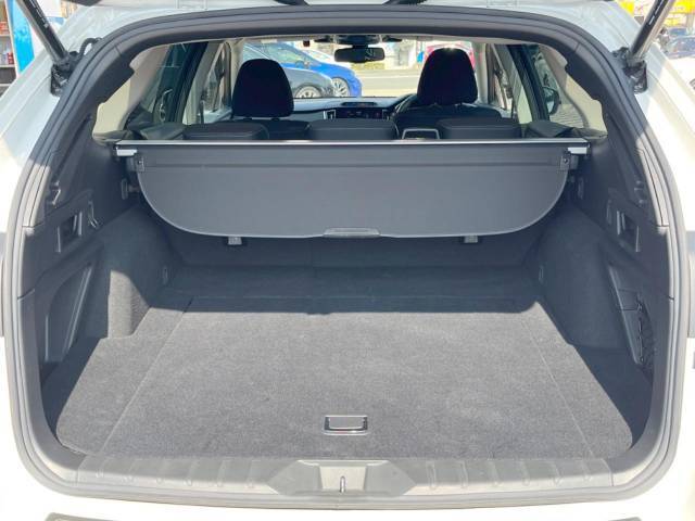 普段のお買い物や通勤、送迎等に十分な荷室スペースを確保しております。セカンドシートを倒すと、大きな荷物の積載も可能です♪