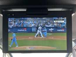 【後席モニター（フリップダウンモニター）】後部座席からも、DVDや映画・ライブ映像など様々な動画が楽しめドライブが退屈しません！※機種によって接続できる映像が異なります。