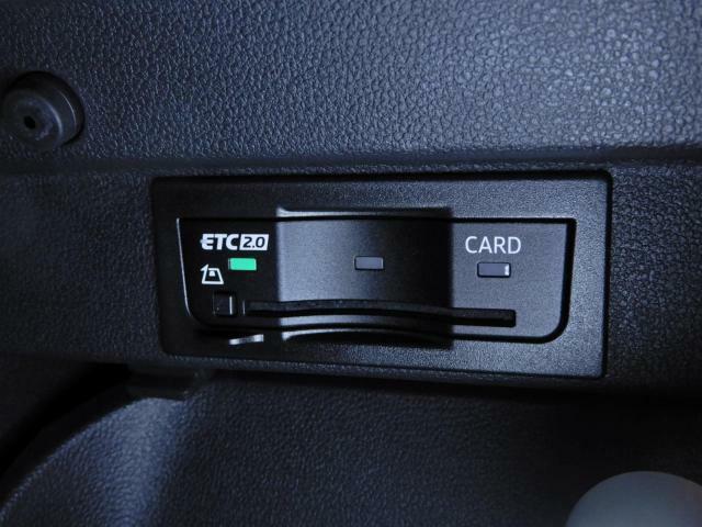 ETC2.0対応車載器。全国の高速道路に設置されたITSスポットとの高速大容量（ETCの4倍）、双方向通信で、世界初の路車協調システムによる運転支援サービスを受けることができます。