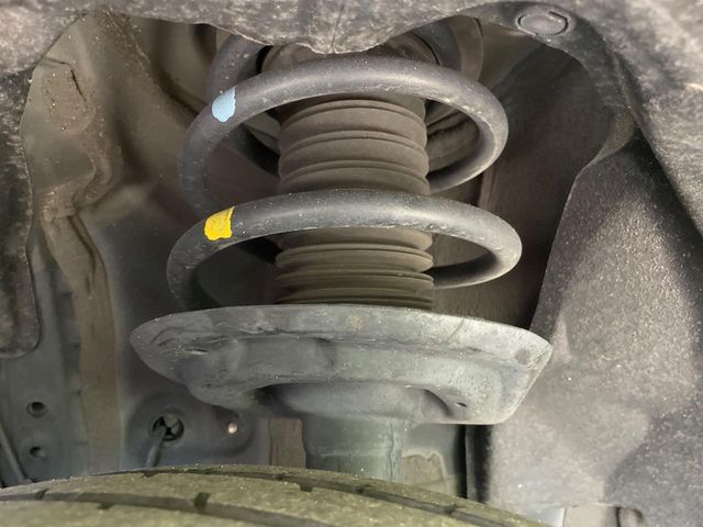 お車を安心してお乗りいただく為には、足回りの定期点検が欠かせません。サービスサポート（有償保証）では無料点検もご提供しており、安心のカーライフをお過ごしいただけるサポート体制が整っています。
