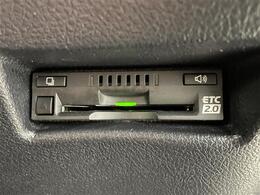 【ETC】有料道路を利用する際に料金所で停止することなく通過できる、ETC車載器（ノンストップ自動料金収受システム機器）が装備されています。セットアップを行うことで利用可能になります。