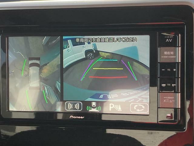 クルマの前後左右に4つのカメラを設置しクルマを真上から見たような映像をモニターに映します。運転席から見えにくい場所を画面上で確認でき狭い場所での駐車も安心です。