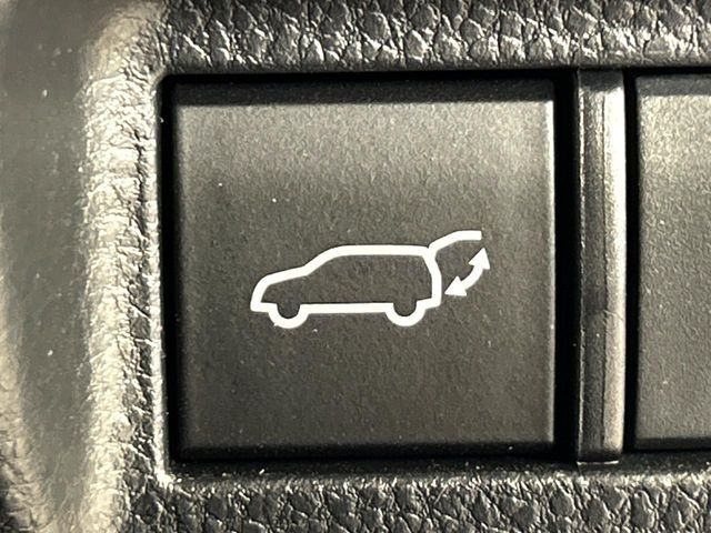 【パワーバックドア】スマートキーや運転席のボタンを押すだけでリアゲートが自動で開閉します！荷物を持っている時や、高い位置にあるバックドアを閉める際に便利な機能です♪
