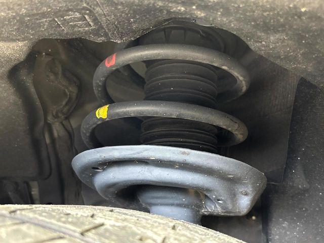 お車を安心してお乗りいただく為には、足回りの定期点検が欠かせません。サービスサポート（有償保証）では無料点検もご提供しており、安心のカーライフをお過ごしいただけるサポート体制が整っています。