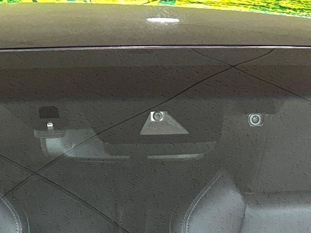 【プリクラッシュセーフティ】前方の車両等を検知し、衝突しそうな時は警報で注意を促し、ブレーキを踏む力をサポート。ブレーキを踏めなかった場合は衝突被害軽減ブレーキが作動、衝突回避をサポートします。