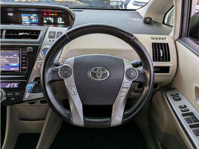 モーターネットでは、入庫の際に経験を重ねたスタッフが入念にチェックし自社基準をパスしたお車のみ展示しております。さらに、車のコンディションがお客様にも一目で分かるよう、展示車には車両状態表付