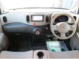 すっきりとしたキューブらしいデザインのダッシュ回り！フロントビューの視認性もよく運転しやすいと思います★