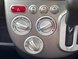 寒い冬も暑い夏も全席に快適な空調を届けてくれる、ダイヤル式エアコンを装備♪