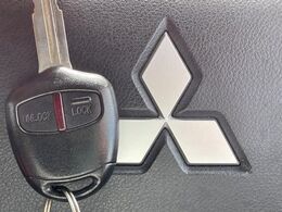 【キーレス】少し離れた場所からでもボタン一つでドアの開錠・施錠ができるのでとっても便利！ドアの鍵穴周りに傷をつけることもありません♪