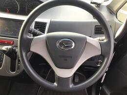 【革巻きステアリング】本革仕様で高級感あふれるハンドルです。使えば使うほど味が出てくるので段々と愛着が湧いてくるのはレザー素材ならではです！