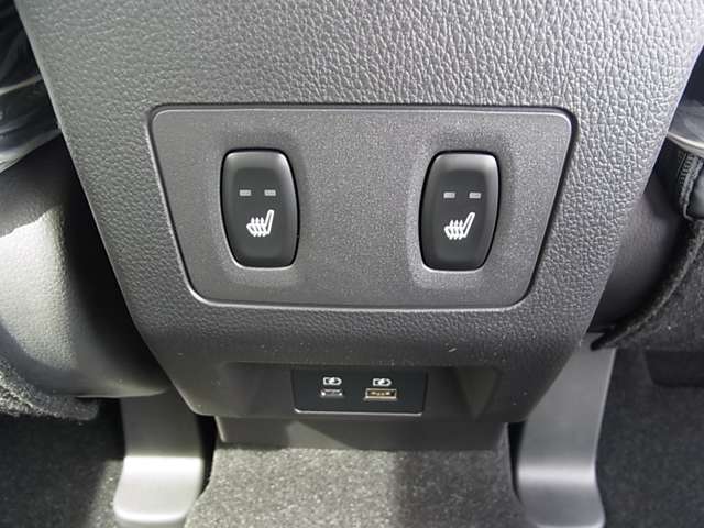 後席用シートヒーター＆充電用USB電源を装備！