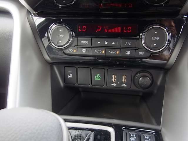 フルオートエアコンは左右独立で温度設定可能です。