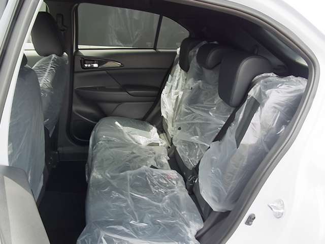 ゆったりとしたリアシートはアームレストを装備！