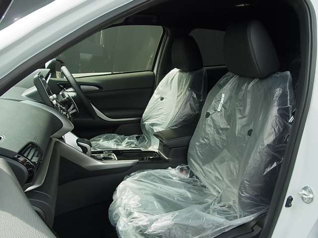 ホールド性の高いフロントシートは両側シートヒーターを装備！