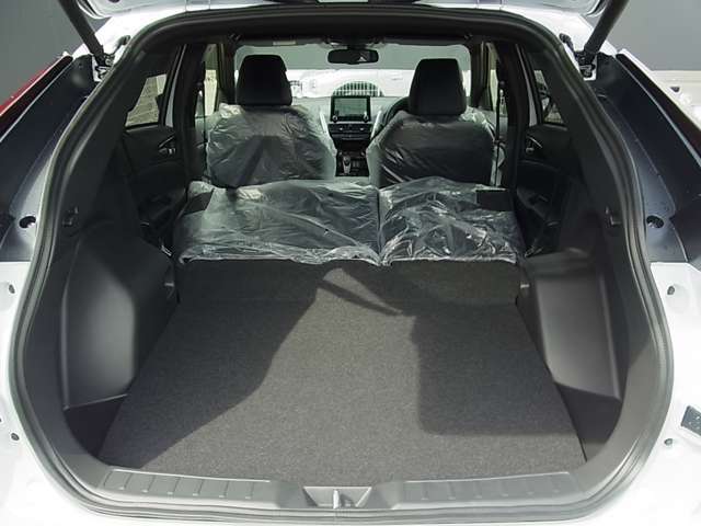後席を倒せばより広いラゲッジスペースとしてお使いいただけます。